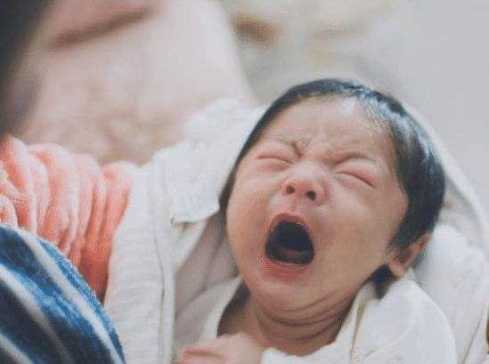 晚上睡觉到半夜肚子疼宝宝一直哭闹，怎么办？为什么宝宝不停大哭呢-图2