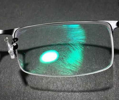 为什么透明眼镜片在阳光底下不透光？为什么眼镜没有光圈呢