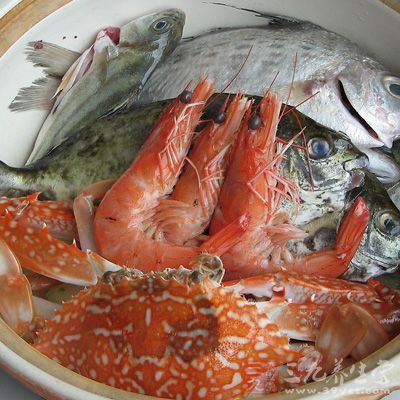 为什么鱼和肉一起吃会出现腥味？为什么鱼虾会有腥味呢-图1