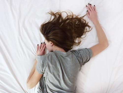 晚上睡觉压到手早上手手臂关节酸痛是为什么？睡觉为什么手臂疼呢