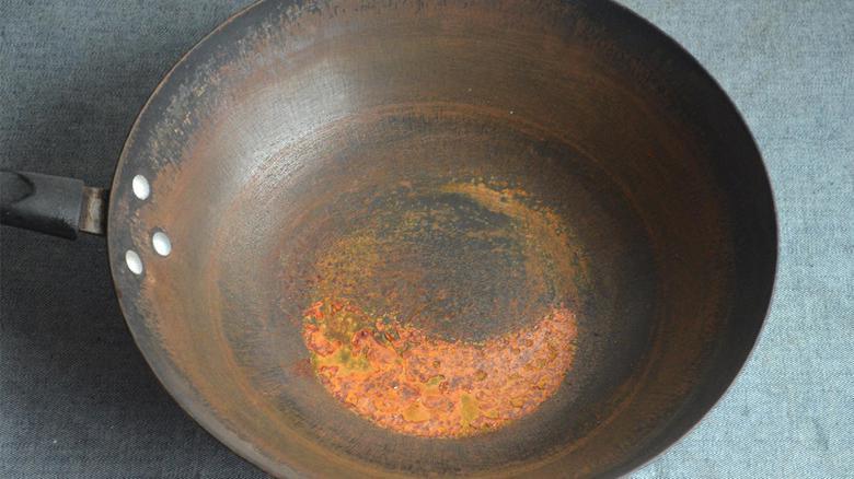 铁锅炒菜糊锅底的原因？铁锅为什么不能烧焦呢
