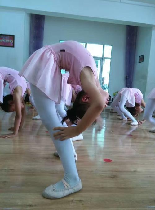 我家小孩7岁了，学中国舞学了一年，她总是说下腰时头疼不想跳舞了。她不想跳了，我不知道该怎么办？孩子为什么就头疼呢-图3