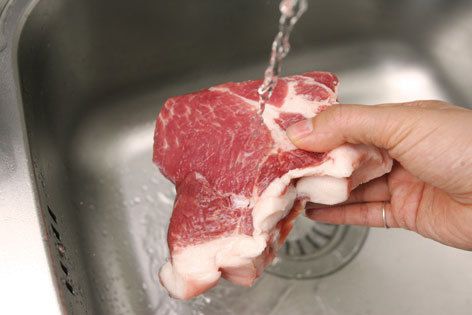 为什么新鲜猪肉不能用冷水冲洗？为什么肉上有细菌呢-图2