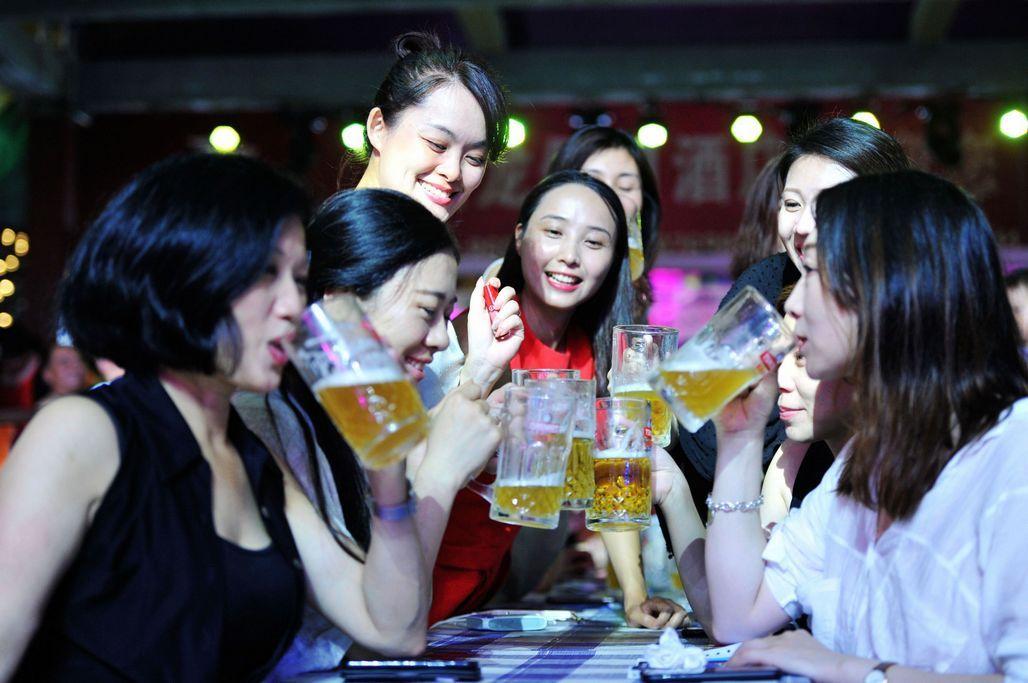 第一次喝酒的女生一般喝多少啤酒会醉？为什么文静喜欢喝酒呢