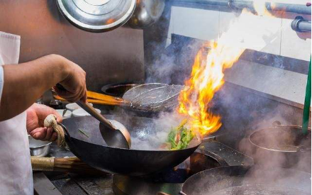 为什么要用铁锅炒菜吃汤？为什么炒菜需要铁锅呢
