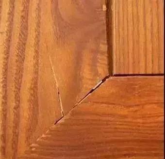 实木床有裂缝正常吗？为什么床板会裂开呢