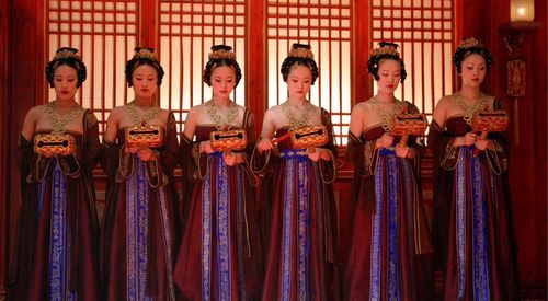一个电影开头是清朝时代一群官员在紫禁城吃宴席,有一群宫女陪着,突然宫女们大开杀？(电影血滴子秘史是哪里拍摄的)-图2