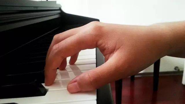 钢琴黑键用指肚弹还是指尖？钢琴小拇指用哪里弹