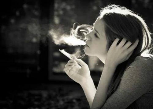 一个女孩在你面前吸烟是什么意思？女生为什么抽烟呢