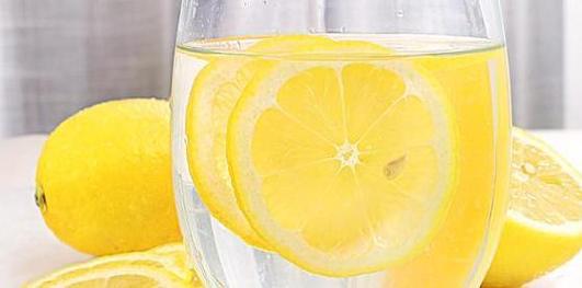 为什么柠檬泡水是苦的？为什么柠檬泡水会苦呢呢