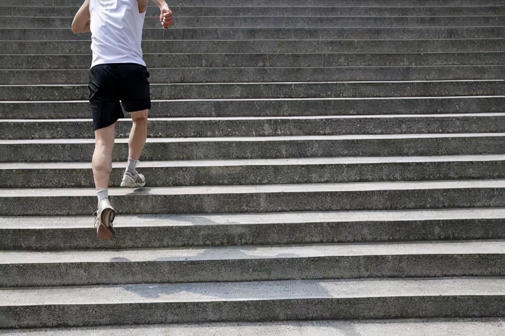 为什么爬楼梯会累？为什么运动穿鞋累呢
