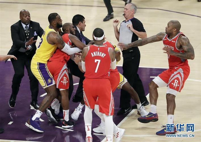 篮球比赛期间，全员用手打对方球员怎么处理？为什么篮球老打架呢