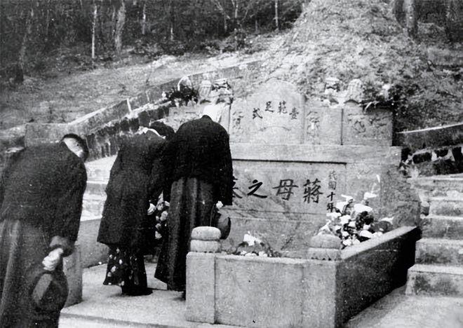 蒋介石的坟墓在哪里？为什么蒋介石没有下葬呢